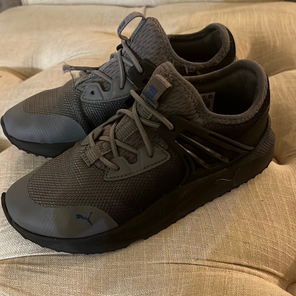 Puma slip on sneakers kid! Size 1.5